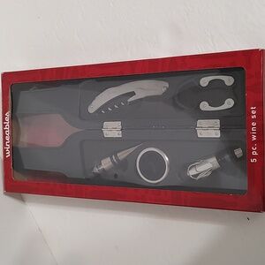 New Wineables 5 piece Wine Set Great gift!